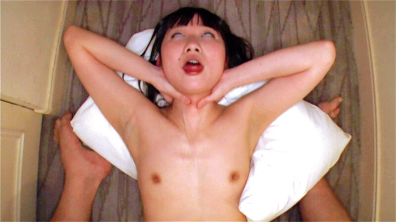 命令されセルフ首絞めで白目をむく変態ドMの細身女性の動画